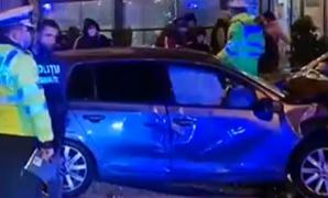 Trei maşini distruse de un șofer vitezoman din Piteşti, după ce a ieșit de pe o stradă laterală, fără să se asigure