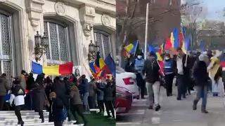 Momentul incredibil în care protestatarii AUR iau cu asalt curtea Parlamentului și forțează intrarea în clădire. VIDEO