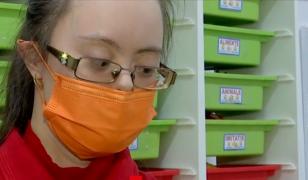 Yasmin a doborât barierele legate de Sindromul Down și acum e terapeut cu diplomă în Psihologie pentru copiii cu autism