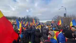 Protestatarii împotriva legii certificatului verde au forțat intrarea în Parlament. AUR acuză o diversiune: Șoferii demnitarilor au arătat semne obscene ca să incite