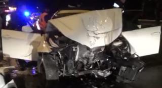 O maşină a rămas practic fără motor pe un drum din Reşiţa, după ce a ajuns într-un stâlp şi a ricoşat într-un vehicul