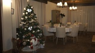 Pregătirile pentru Crăciun sunt în toi în Bucovina. Cât plătesc turiştii pentru relaxarea departe de zgomotul oraşului