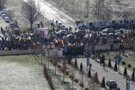 Filmul zilei în care protestatarii AUR au luat cu asalt Parlamentul. Agenții SPP, nevoiți să baricadeze uşile