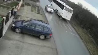 Accident dramatic surprins în Giurgiu: Copil spulberat pe trecerea de pietoni de o maşină, după ce a coborât din autobuzul şcolar