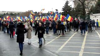 Anchete şi amenzi după protest: un bărbat avea la el o mască de gaze, un cuţit şi o staţie de emisie recepţie