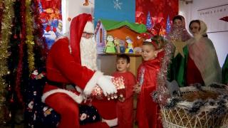 Moşul pune un zâmbet pe chipurile copiilor din centrele de plasament. Greu încercaţi, fiecare clipă cu ei este o lecţie de viaţă