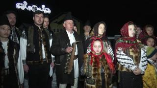 În inima Bucovinei, pregătirile de Crăciun sunt în toi. Colindătorii repetă şi o lună întreagă pentru a străluci