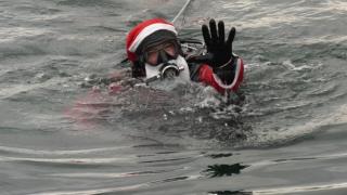 Moş Crăciun abandonează sania, în lipsa zăpezii. La Galați a ajuns cu carul, iar la Constanța a ieșit din apele mării