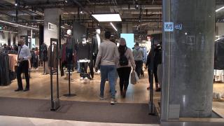 Românii fac ultimele cumpărături înainte de Crăciun: au luat cu asalt mall-urile şi supermarket-urile