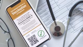 EXCLUSIV: Certificatul verde se va aplica din ianuarie tuturor angajaţilor, cu două excepţii. Ce sancţiuni riscă salariaţii care nu îl au