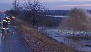 Avarie la o magistrală de apă, pe Centura de Vest a Ploieștiului. A intervenit un echipaj ISU