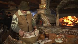 Condimentată, afumată sau pusă la jar: Slănina rămâne aperitivul preferat de români pentru masa de Crăciun
