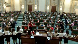 Spiritul sărbătorilor a intrat în Parlament, iar Florin Cîţu a fost ajutorul Moşului. Cum vor petrece aleşii ţării de Crăciun şi Revelion