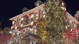 Marile oraşe ale lumii se pregătesc de Crăciun. Mulţi vor petrece însă sărbătoarea doar în familie