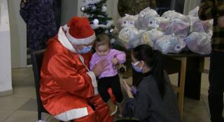Moş Crăciun a venit şi la copiii din blocul incendiat în Constanța. Zeci de familii, forțate să petreacă sărbătorile la rude