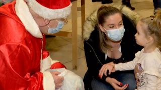 Moș Crăciun a împărțit daruri copiilor din blocul incendiat în Constanța: "Dumnezeu ne-a păzit şi asta e cel mai important"