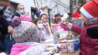 Sute de copii creativi din Deva au transformat curtea Bibliotecii Judeţene în Atelierul lui Moş Crăciun
