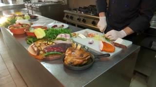 Masa tradiţională de Crăciun, comandată online. Restaurantele lucrează la foc continuu pentru a livra coşurile cu bunătăţi