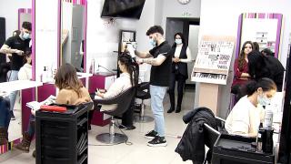 Aglomeraţie la saloanele de înfrumuseţare, în Ajun de Crăciun. Ce machiaj recomandă specialiştii pentru sărbători