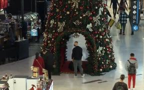 Cumpărături pe ultima sută de metri şi aglomeraţie în malluri, în Ajunul Crăciunului. Program scurt astăzi pentru multe magazine