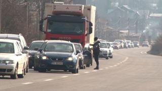 Lungul drum spre munte şi tradiţionala coloană de pe DN1 au testat răbdarea turiştilor care vor să petreacă sărbătorile pe pârtii