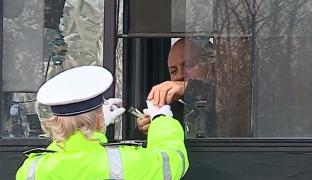 Au îngheţat şi pietrele la Miercurea Ciuc. Temperaturile au ajuns până la minus 15 grade. Poliţiştii au oferit şoferilor ceai şi cafea