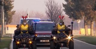 Soldații de la Deveselu, misiune specială de Crăciun. În schimbul colindelor, au oferit daruri generoase copiilor