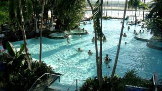 Crăciunul de la mall, între magazine, piscină, patinoar sau fast-food