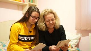 "Ştiam că o să vină și o zi bună". Povestea emoţionantă a Amaliei, o adolescentă care de Crăciun a primit cadou o familie