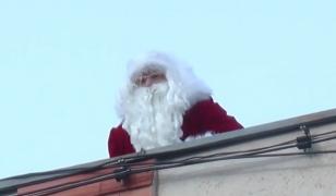 Moş Crăciun a rămas blocat pe un acoperiş din Galaţi. Strigătele i-au alertat pe trecătorii care au chemat pompierii