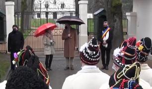 Familia regală a adus bucurie comunităţii din Săvârşin. 300 de pachete au fost distribuite oamenilor cu situaţii precare