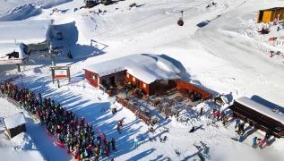 Stratul consistent de zăpadă ţine cu turiştii care îşi vor petrece Crăciunul pe pârtie