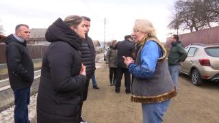 "Salvează-ne! Ne muşcă câinii!" Vecinii, prinşi la mijloc în scandalul dintre părinţii copiilor şi stăpâna animalelor. Oamenii îşi pasează vina de la unul la altul