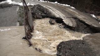 Vremea rea a făcut prăpăd în nordul ţării. Localnicii s-au trezit cu puhoaiele in casă, în a doua zi de Crăciun. "Ne temem!"