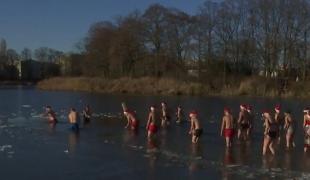 Cei mai curajoşi nemţi şi britanici au sărbătorit Crăciunul cu o baie în ape îngheţate