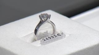 Un inel, scump cât o casă în centrul Capitalei, cel mai valoros cadou de Crăciun. Cât au cheltuit românii pentru darurile din acest an