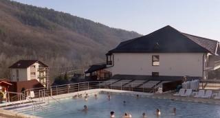 Crăciun la piscina cu apă termală, o variantă îndrăgită de turiştii veniţi în staţiunile de pe Valea Oltului