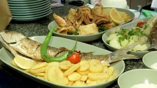 După două zile de fripturi şi sarmale, românii au schimbat meniul. Cherhanalele de la malul mării nu duc lipsă de clienţi