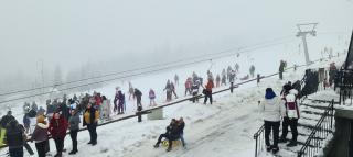 Mii de turiști au luat calea muntelui, în acest weekend. Aglomerație pe pârtii după mesele îmbelșugate de Crăciun