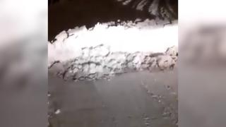 Angajaţii de la deszăpezire au jucat "cazemata", la Iaşi. În loc să deblocheze drumul, au construit un zid de zăpadă