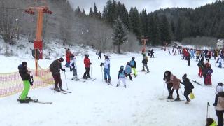 Număr record de turişti pe pârtiile din Poiana Braşov, cozi imense la instalaţiile de transport pe cablu: "Problema e cu ăştia care se bagă în faţă"