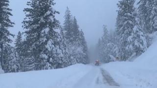 Ger de crapă pietrele şi cantităţi record de zăpadă în SUA. Un schior este dat dispărut, iar o şosea a fost blocată de o avalanşă