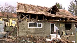 Localnicii din Aninoasa, gest umanitar pentru o bătrână de 86 de ani şi fiul ei bolnav, a căror casă a ars din temelii