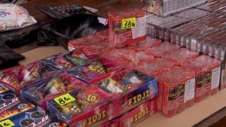 Vânzarea ilegală de petarde periculoase se face direct la supermarket. Vânzătoare: ”A luat foc, la revedere! Sunt foarte puternice”