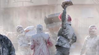 ”Bătaie” cu făină și ouă pentru controlul asupra unui orăşel de lângă Alicante