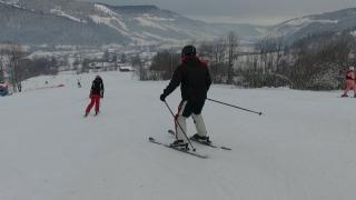 Surpriză pentru turiștii care au ajuns la Câmpulung Moldovenesc pentru Revelion. Pârtiile sunt pline ochi, hotelurile ocupate 100%