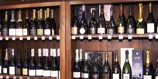 Cum alegem șampania pentru petrecerea de Revelion. Cea mai scumpă costă aproape 15.000 de lei, cât o vacanţă în Seychelles de sărbători