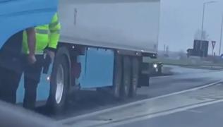 Momentul în care un șofer de TIR ar fi fost amenințat cu pistolul de un polițist. De la ce a pornit conflictul