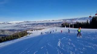 Veseli şi echipaţi cu schiuri, copiii cuceresc pârtiile din Straja, cu ajutorul instructorilor