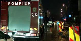 Accident în Capitală din cauza șoselei ude. Șoferul a pierdut controlul volanului şi a ajuns în şanţ, apoi a ricoşat într-un stâlp
